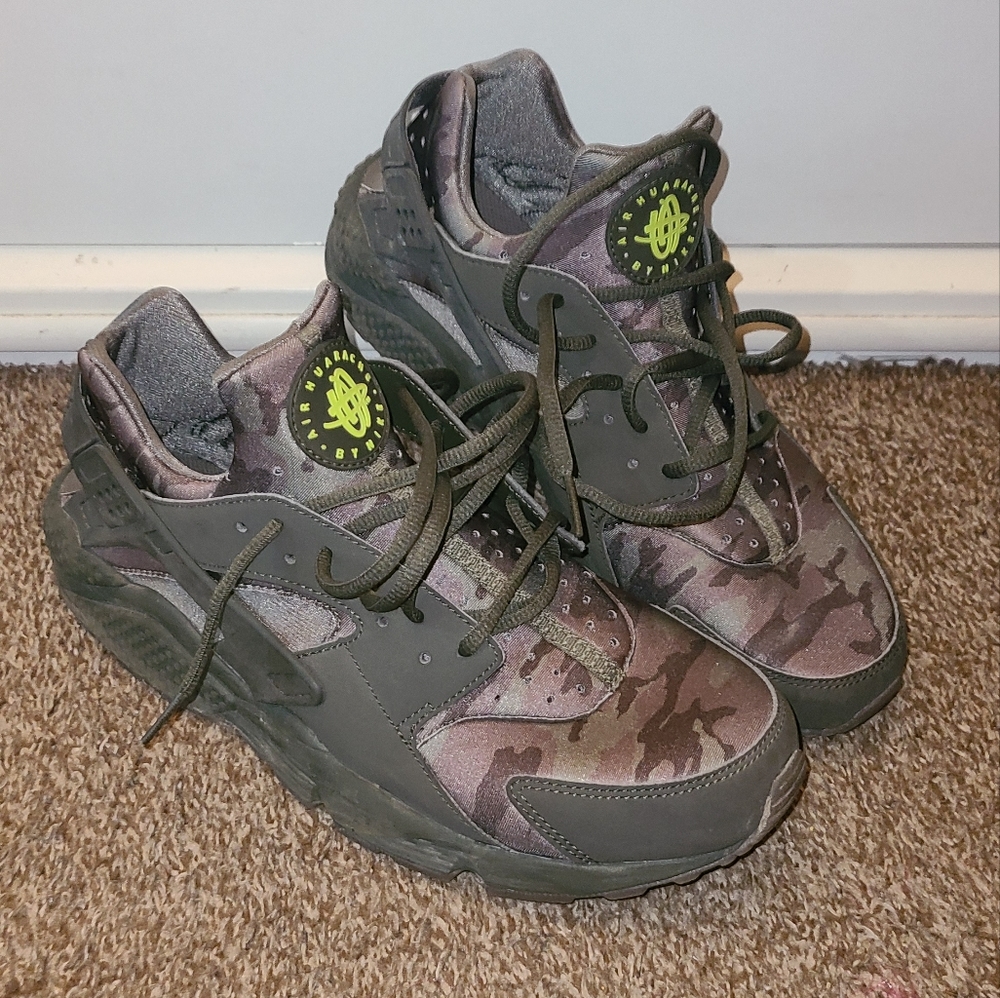 Mens Nike Huarache size 11.5
